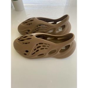 Yeezy Foam Runners Clay Taupe size 9